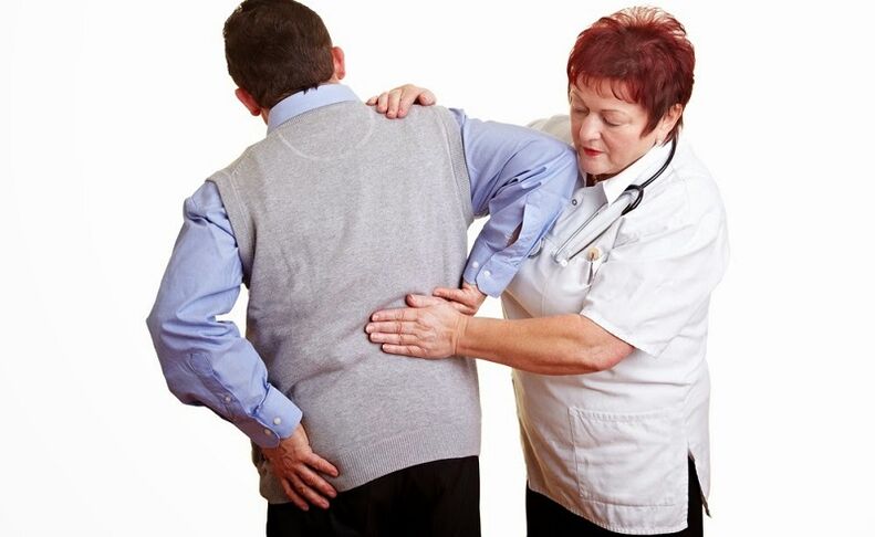 Un médico examina ao paciente por dor nas costas