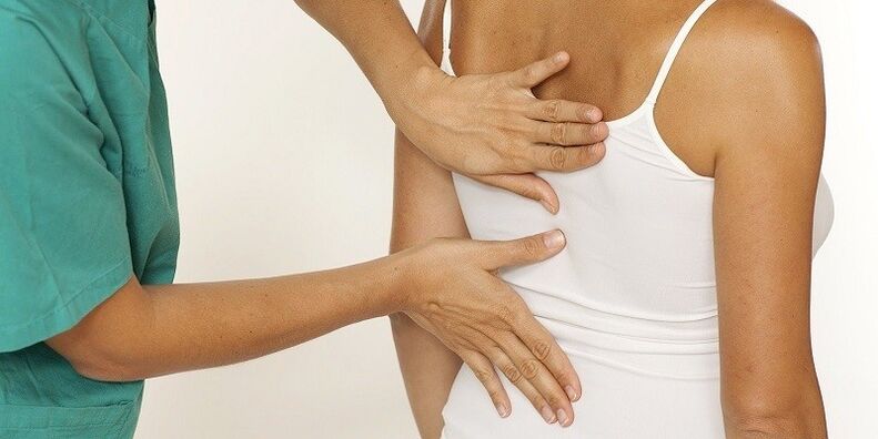 Exame das costas para detectar dor nos omóplatos