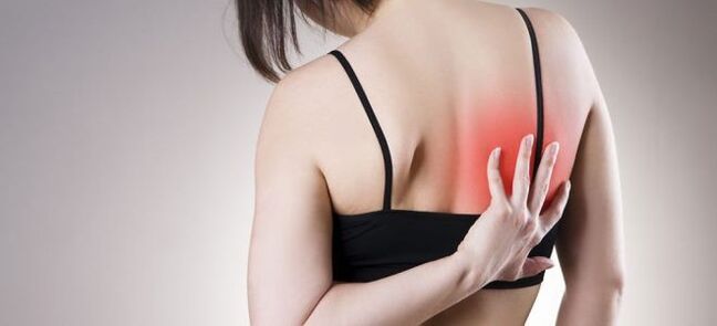 O aumento da dor nas costas ao moverse é un sinal de osteocondrose torácica