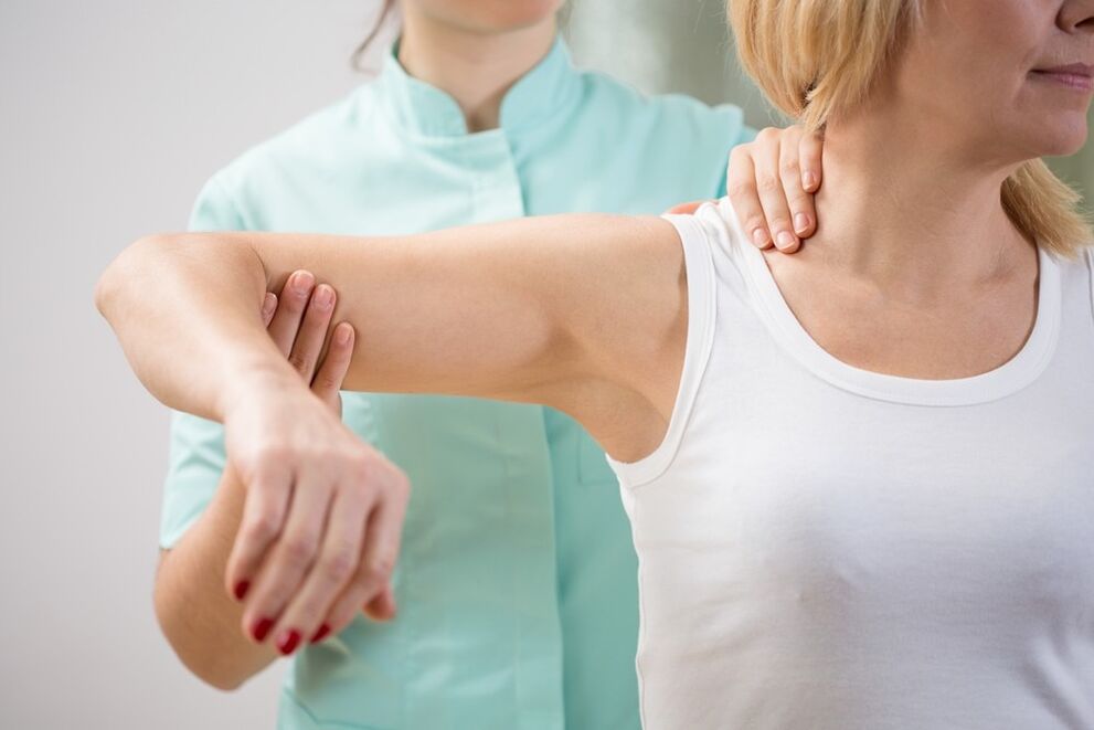 Exame dun médico con osteocondrose cervical