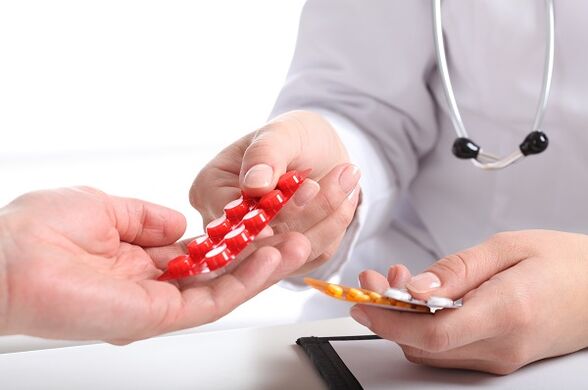 O médico prescribe medicamentos para tratar a osteocondrose cervical